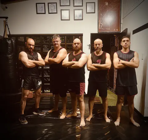 Instructores y alumnos del club posando en el dojo